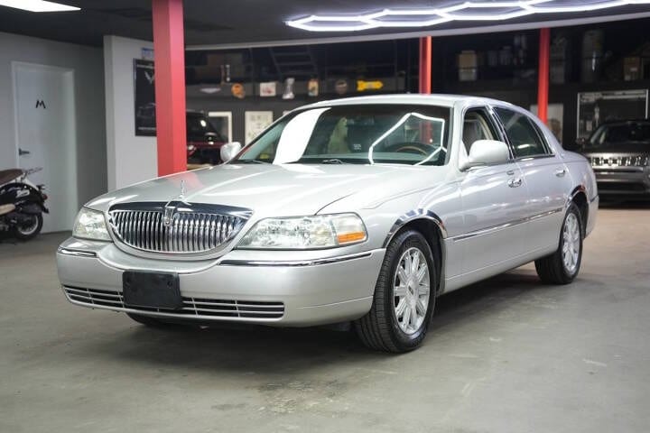 2011 Lincoln Town Car, photo 1