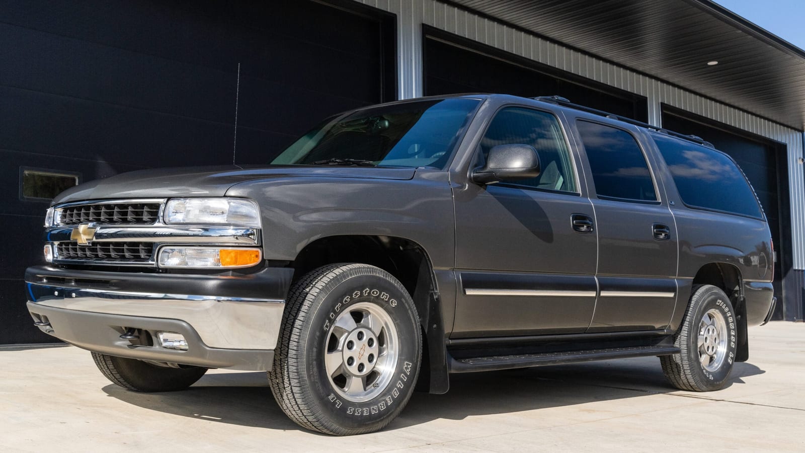 2002 Chevrolet Suburban 1500, photo 1